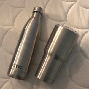Rtic cups, top of tumbler has a chip in it.